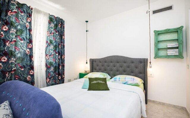 Room Alma 2