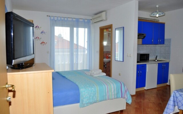 Ivi - big Parking and Courtyard - SA5