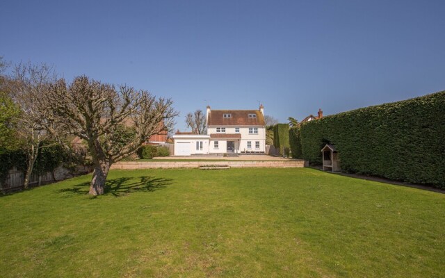 Snug with Views of the Chilterns