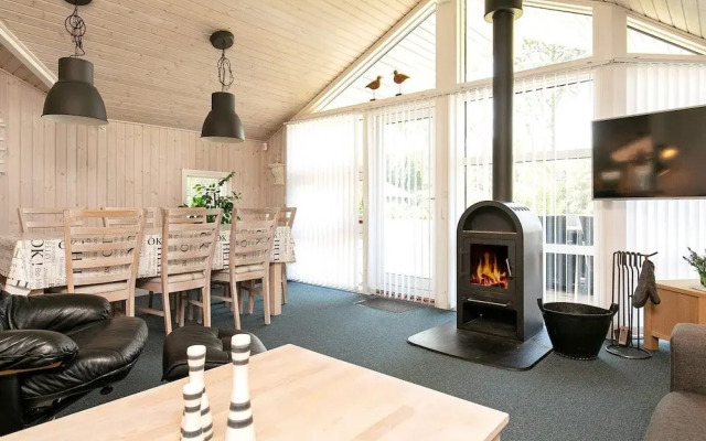 6 Person Holiday Home in Vaeggerlose