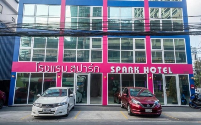 Spark Hotel Sukumvit 16 (SHA Extra Plus)