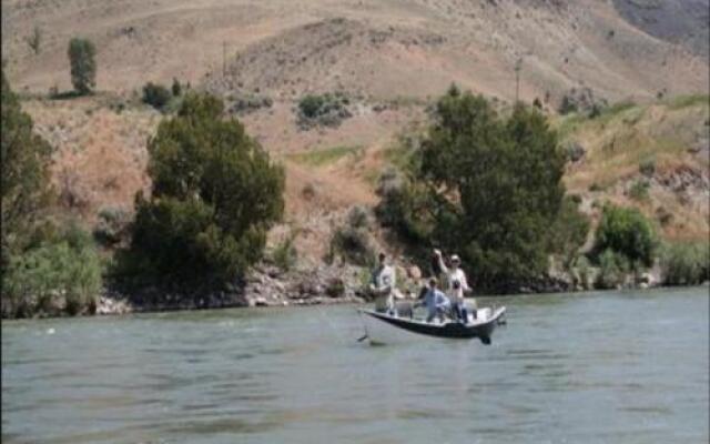 Yellowstone Park Riverfront Cabins