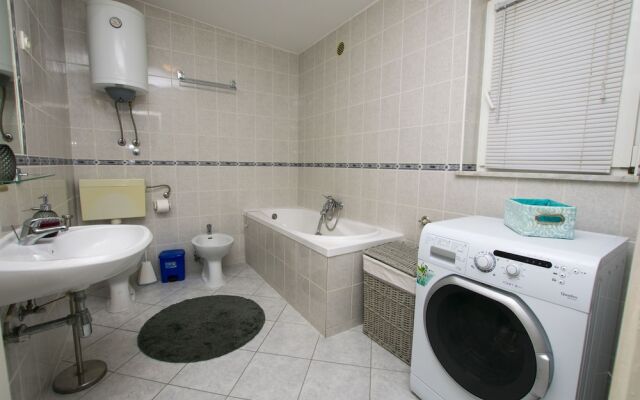 Apartment Neno Grebastica