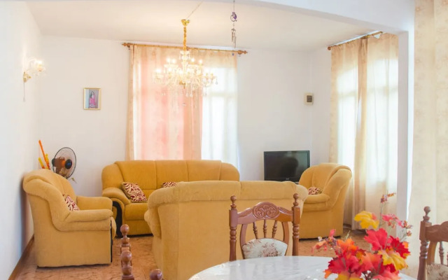 Charming 2-bed House in Chemin Grenier