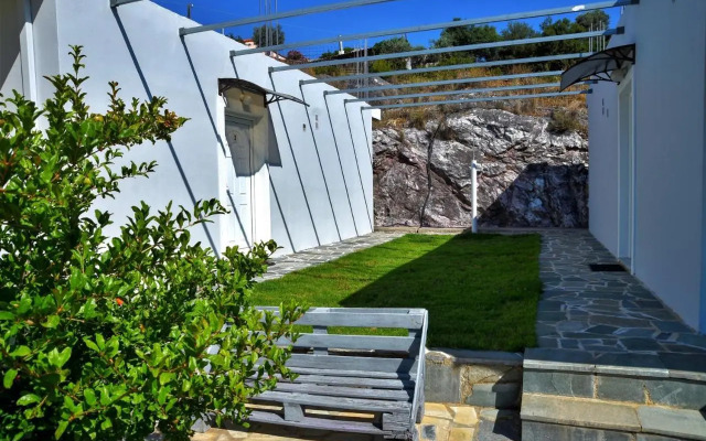 Eretria Cozy Home - Spacious Garden Retreats