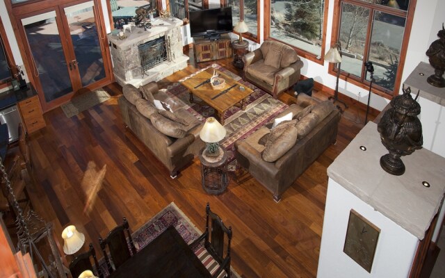 Robason  6 Bedroom Home by RedAwning