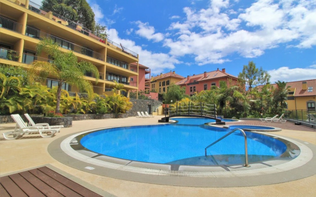 Living Apartment With Private Pool, Jacuzzi and Gym