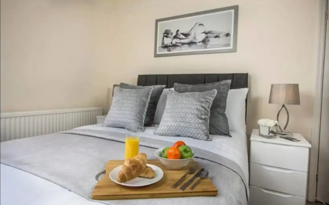 Lux Blu - Station Road