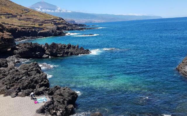 Valle, montañas y mar cristalino