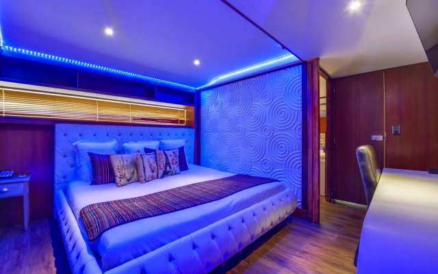 VIP Paris Yacht Hotel