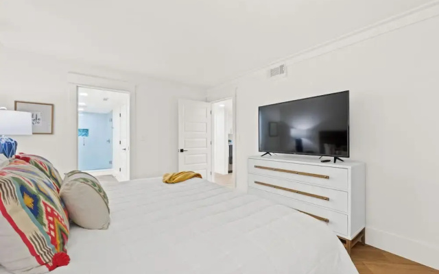 Edgewater by Book That Condo