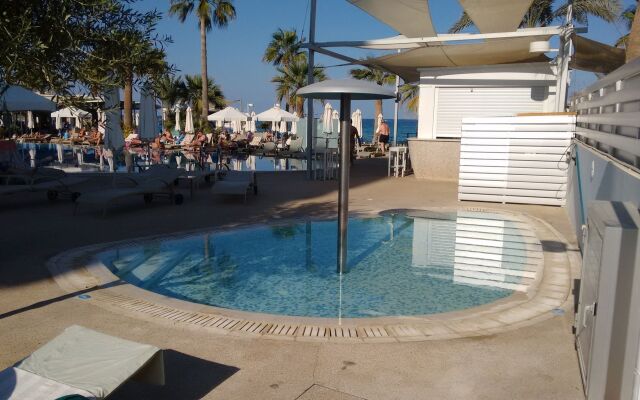 Vrissaki Beach Hotel