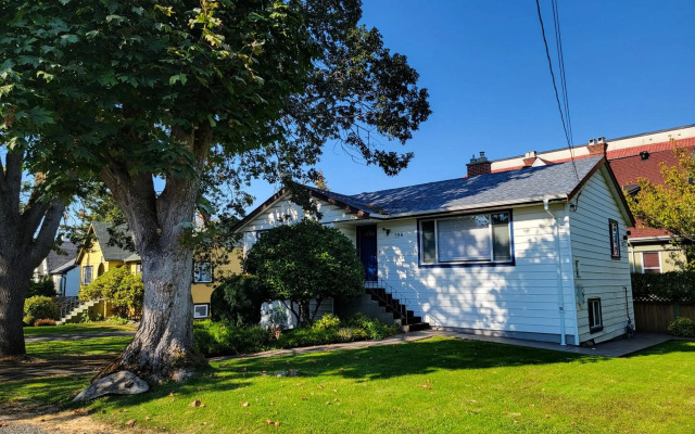 James Bay Inn Hotel & Suites