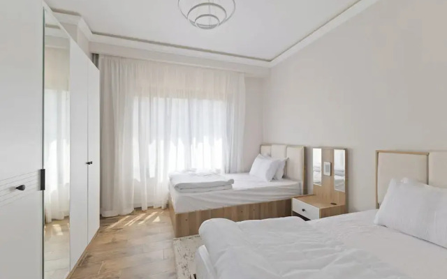 Upper Duplex 3BR in Eastown Sodic