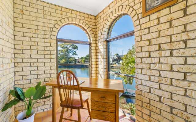 Waterfront Family Entertainer   5 Bedroom   Pool