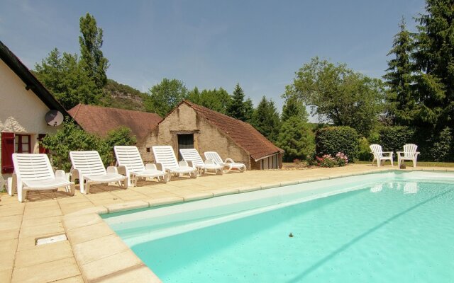 Charming Cottage with Pool in Vezac South of France