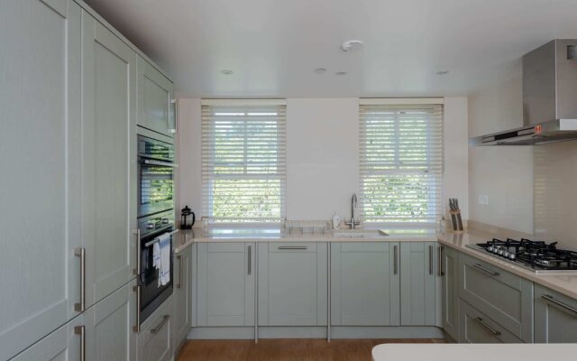 Large riverside 4BR apartment near Canary Wharf