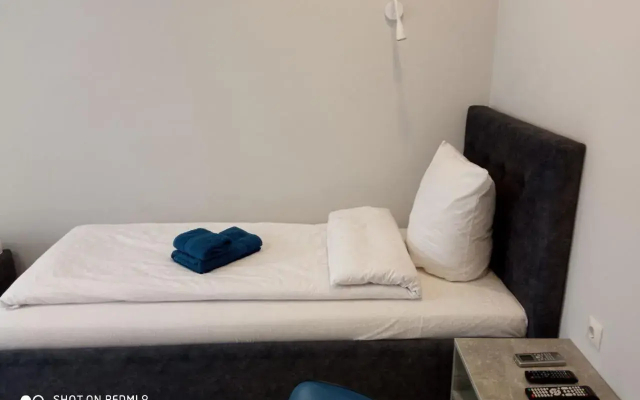 HotelRoom 1