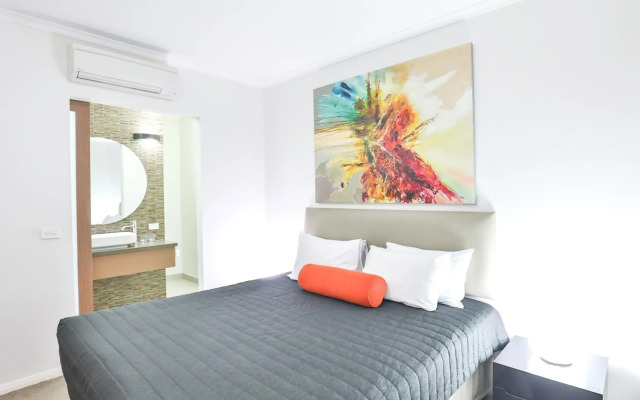 Indulge Apartments - Ontario