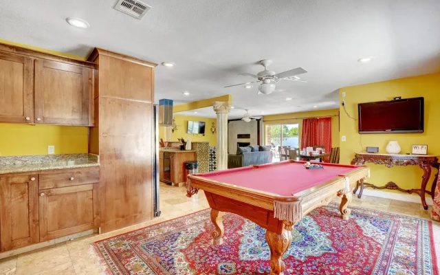 Las Vegas Elegance! Pool Table & Sparkling Pool! 3 Bedroom Home by RedAwning