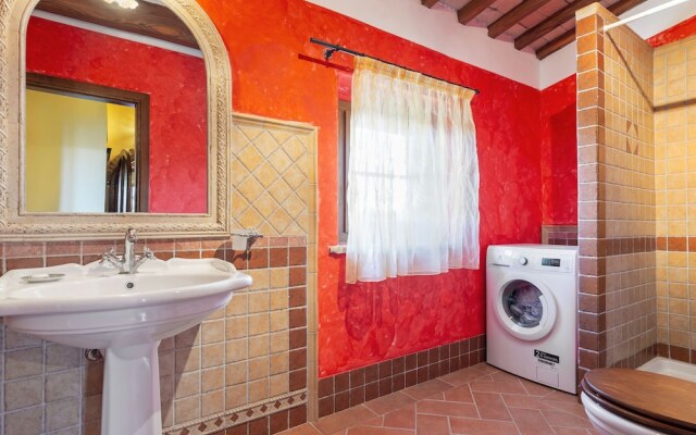 Secluded Holiday Home in Bibbiano With Courtyard