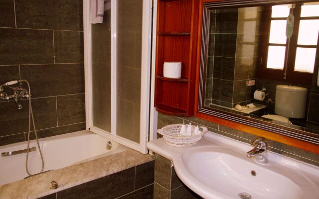 Faros Suites - Adults Only