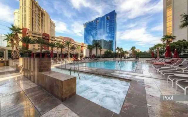 Premium Suite w/balcony at The Signature