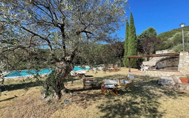 Huge manor close to Spoleto - With large pool, expansive grounds