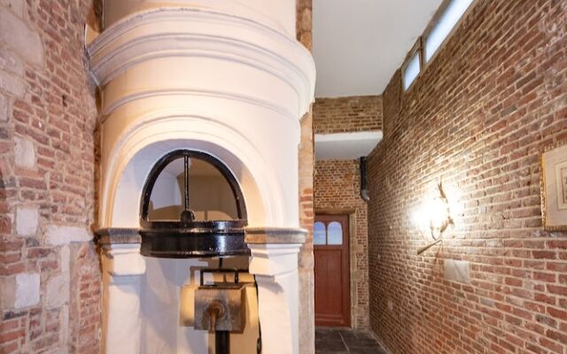 Unique Apartment In Historic Mansion