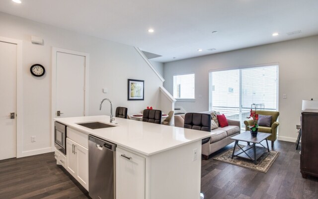 Modern Dallas TownHome 2 BR fully furnis