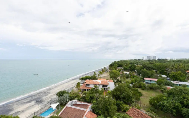 The Farallon Beach Condo by Acomodo