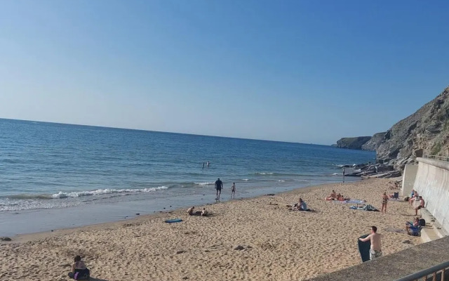Spacious 3-bed House in Porth Beach, Newquay