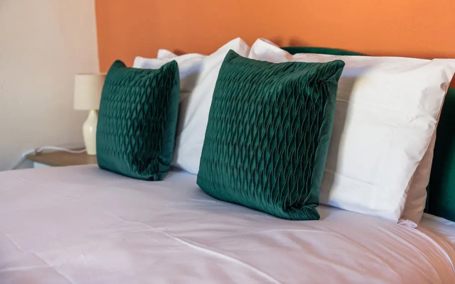 Darlington 4Bd Home: Modern Comfort & Free Parking