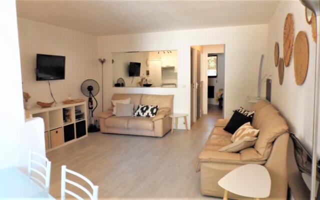 CANNES plage 2mn/45m2/vue mer/inernet/clim/parking privé