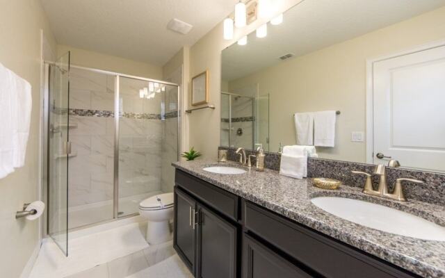 Champions Gate Luxury ! 6 Bedroom Home by RedAwning