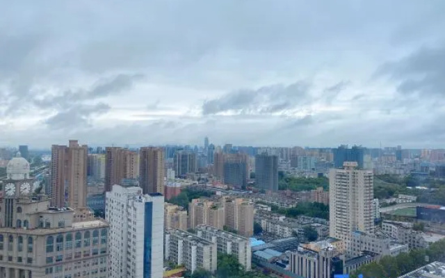LE JU Executive Apartment (Zhengzhou Huayuan Road Grand Emporium Leiting)