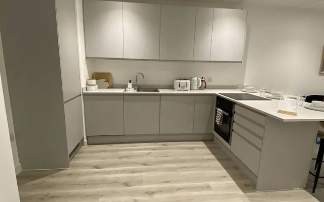 Lakeside - Central Apartment - Free Parking - Cinema Room