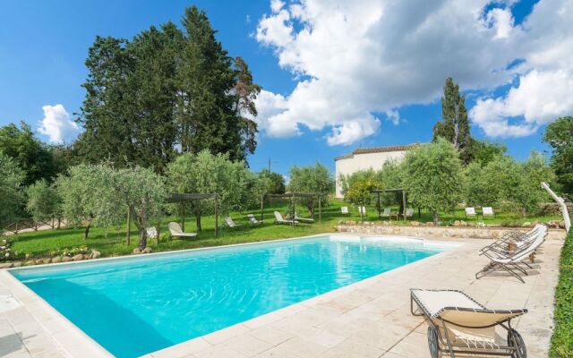 Pleasant Farmhouse in Rapolano Terme With Swimming Pool