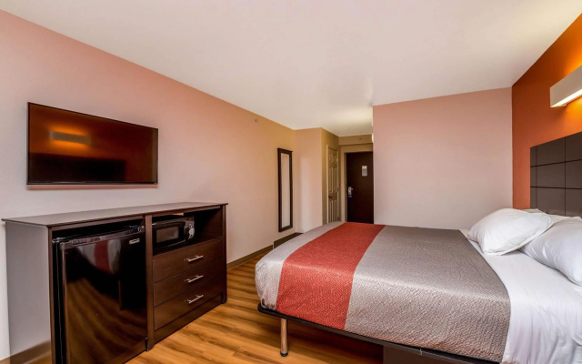 Motel 6 Peoria, IL