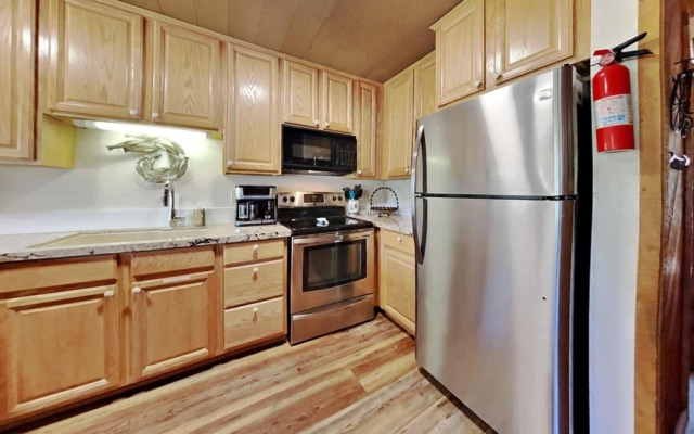 Nice 2 Bedroom Condo in Mammoth! Easy access to 3 Hot Tubs & Pool! by RedAwning