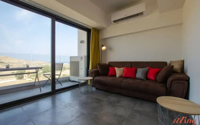 2 Bed Apartment w Distant Sea and Country Views