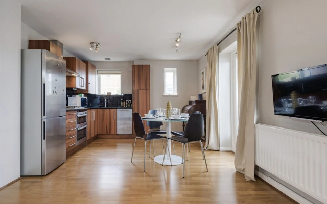 Panoramic Docklands Home With Waterfront Views by Underthedoormat