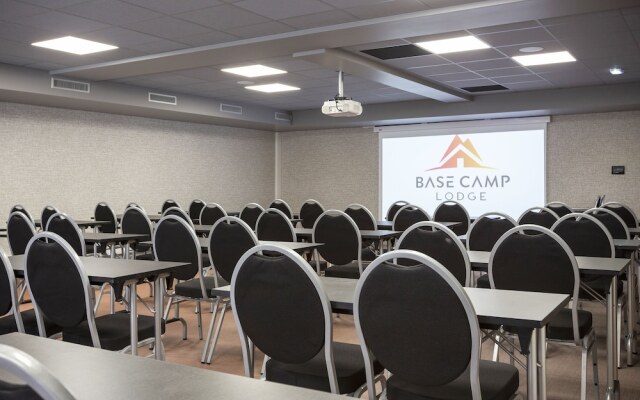 Hotel Base Camp Lodge