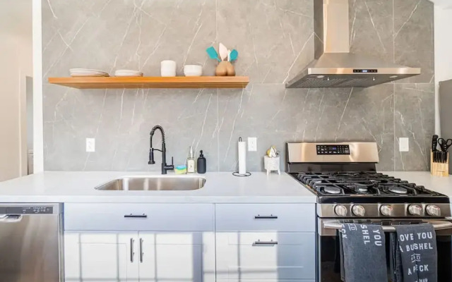 Stylish 2-bedroom Walking Distance to Downtown