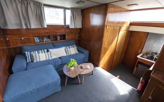 Luxury Boat in Port Forum