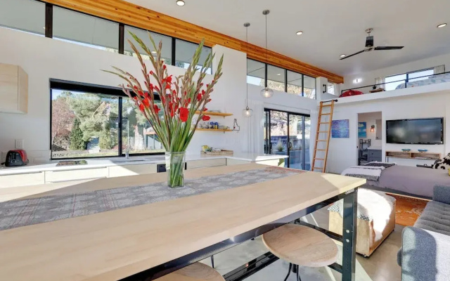 Luxe, Modern Studio w/ Sweeping City Views!