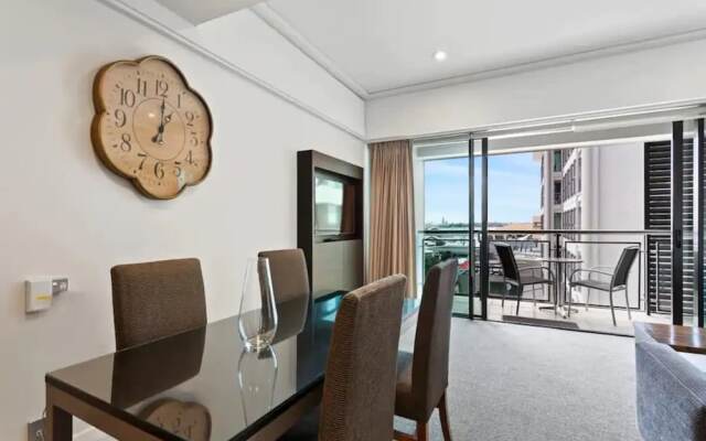 Spacious Apartment On Akl Viaduct With Balcony!