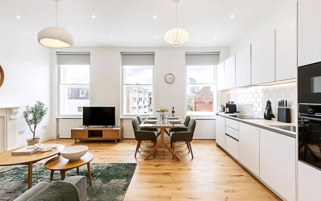 Chic Chelsea Retreat: Bright Space & Balcony Bliss