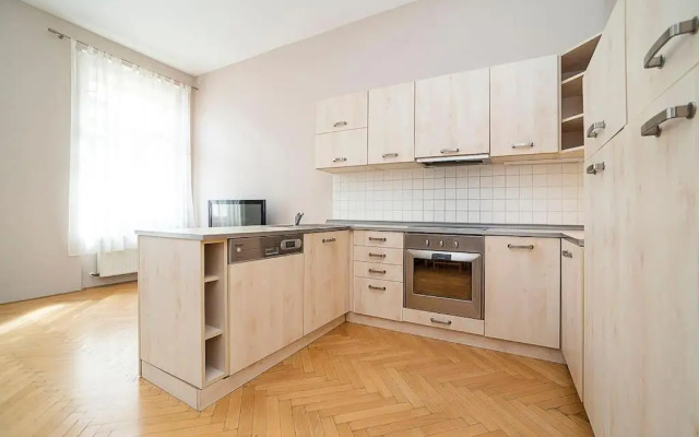 Cozy and sunny apartment in uptown