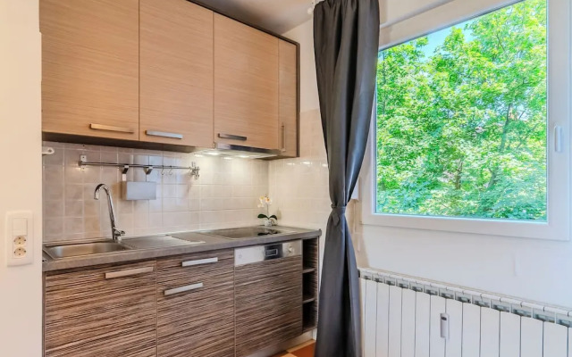 The Green Corner Apartment With Balcony